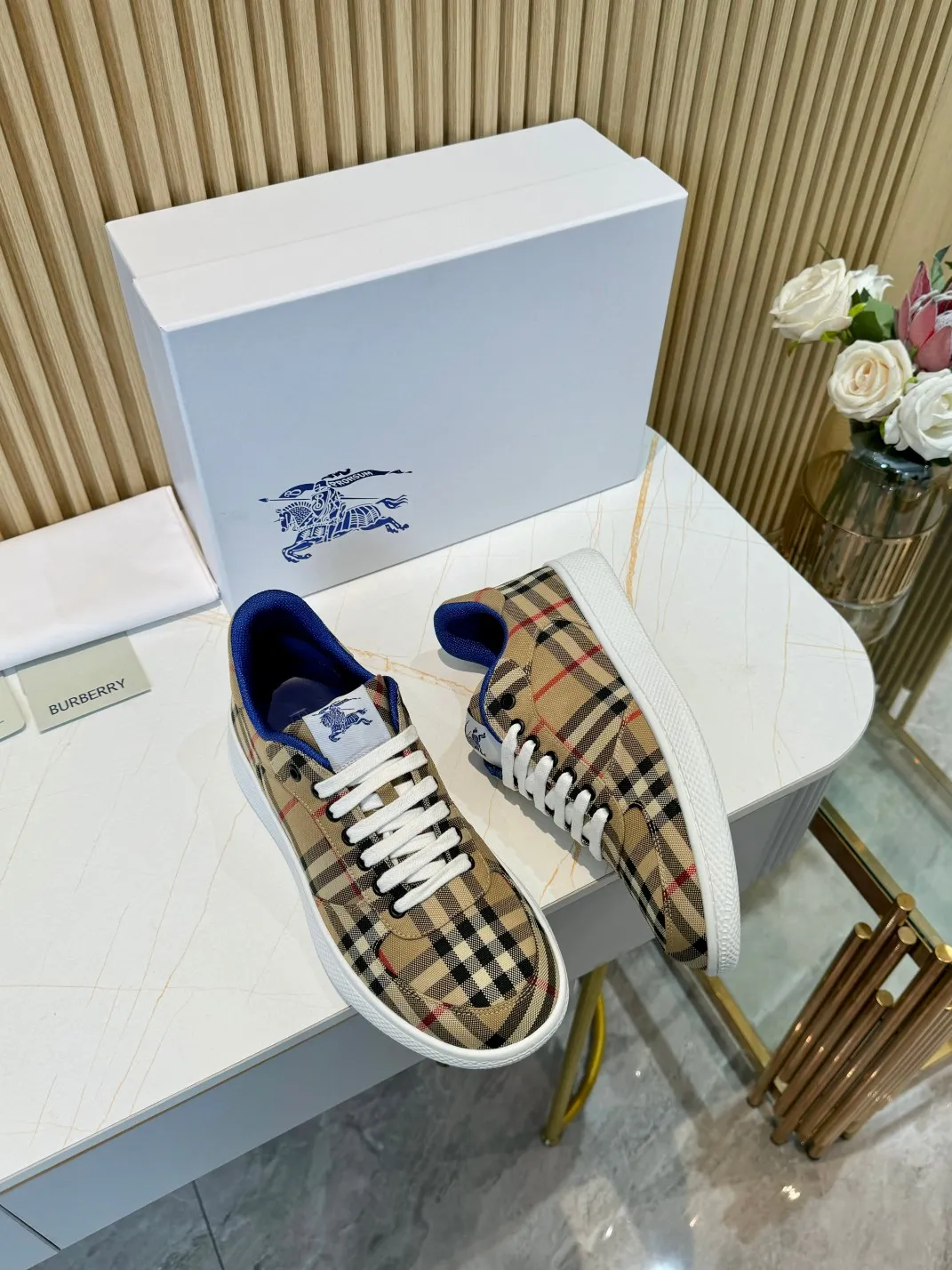 Men's men's shoes 💰560 Burberry's 2024 hot model is released. After three years, the classic plaid returns. It is versatile and decorated with worsted Burberry plaid pattern. Featuring a mesh lining and checkered laces, the rubber sole features the archive Burberry monogram. From Burberry's iconic collection, these wardrobe staples are interpreted with the brand's signature style.   ✅Fabric: classic cotton + silk cowhide ✅Lining: original board lining, silk cowhide lining ✅Outsole: TPU ✅Color: Beige ✅Code number: Men's 39-45 (45 customized)